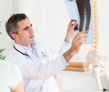 Remdamasis rentgeno tyrimu, gydytojas galės diagnozuoti osteochondrozę.